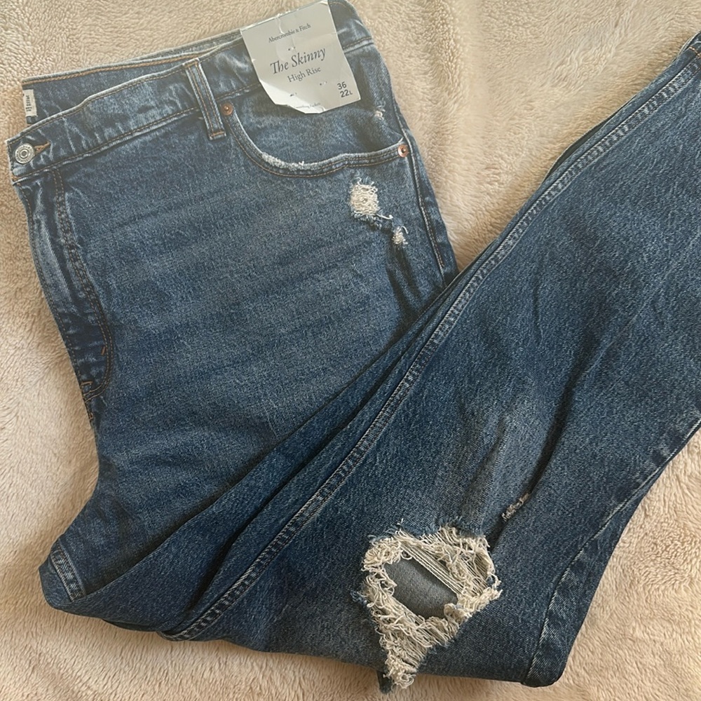 Abercrombie & Fitch The Skinny High Rise distressed denim 22L